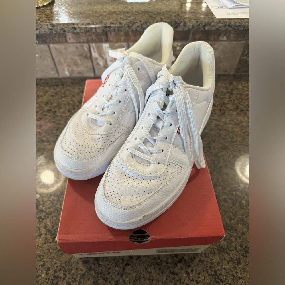 Size 9.5 White Levi’s